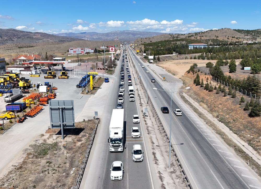 43 ilin geçiş güzergahında bayram günü yoğun trafik