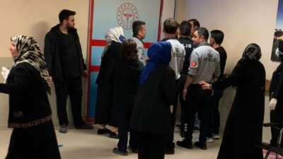 Bursa’da 3 yaşındaki çocuk merdiven boşluğuna düşerek ağır yaralandı