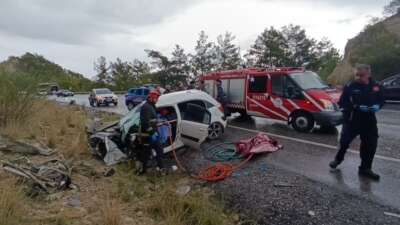Yolcu otobüsü otomobille çarpıştı: 2 ölü