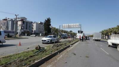 Direksiyonu kilitlenen yolcu otobüsü direğe çaptı: 1 yaralı