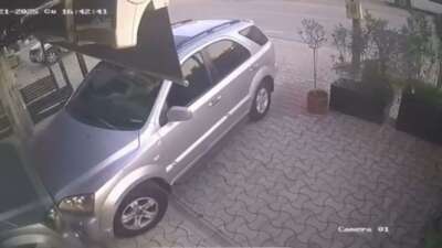Bursa’da çıkarmak istediği kiracısının işletmesine otomobille daldı