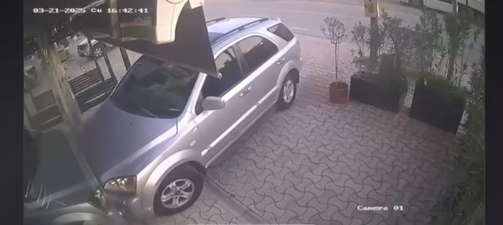 Bursa’da çıkarmak istediği kiracısının işletmesine otomobille daldı