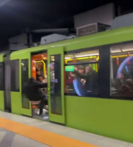 Bursa’da şoke eden olay: Metrodan tekmeleyerek attılar!