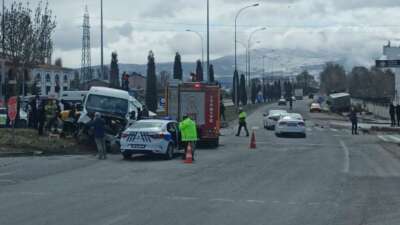 Kütahya’da tır ile kamyonet çarpıştı: 1 ölü, 2 yaralı