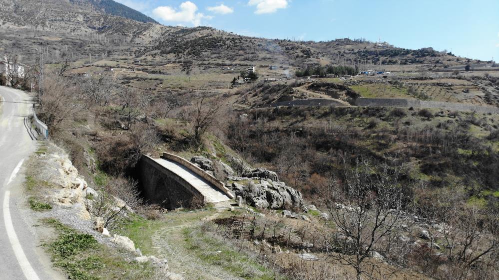 Tarihi köprü 15. yüzyıldan beri ayakta