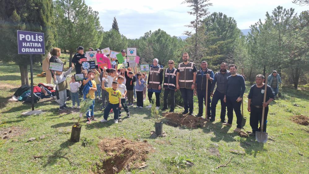Bursa’da emniyet personeli ve öğrenciler birlikte fidan dikti