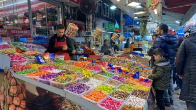 Bursa’da bayram heyecanı: Tezgahlardaki yerlerini almaya başladı!