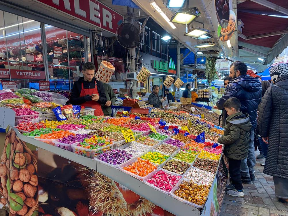 Bursa’da bayram heyecanı: Tezgahlardaki yerlerini almaya başladı!