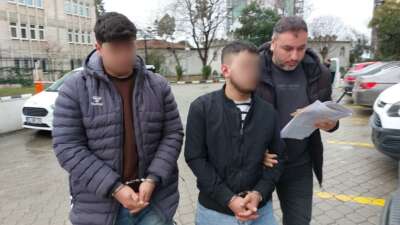 Akaryakıt istasyonunda motosikletteki genci bıçaklayan 2 kişi yakalandı