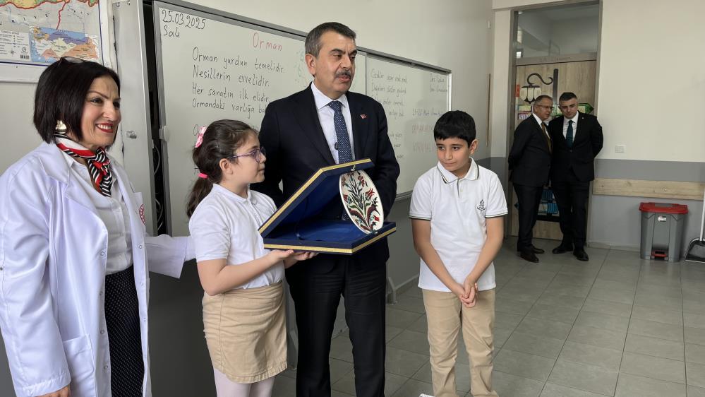 Seçim vaadinde bulunmuştu, Milli Eğitim Bakanı’nı sınıfına getirdi