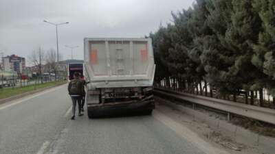 Bursa’da hasta taşıyan ambulans kamyona çarptı