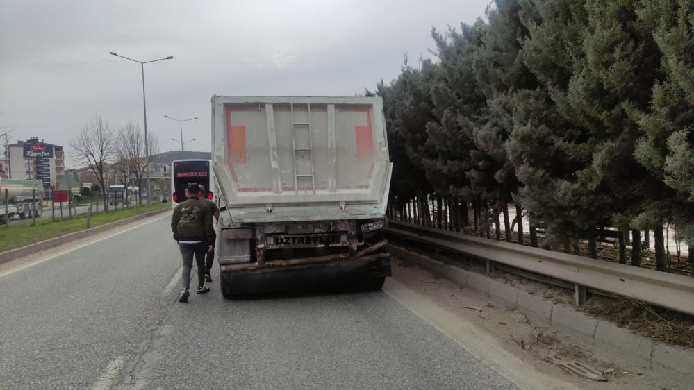 Bursa’da hasta taşıyan ambulans kamyona çarptı
