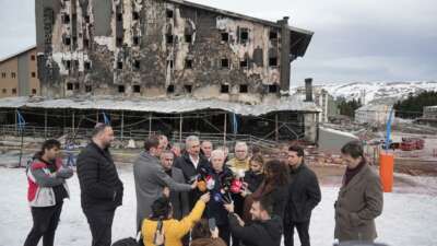 Başkan Bozbey, yanan otel bölgesinde incelemede bulundu