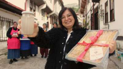Bu baklavanın yapımında kül kullanılıyor