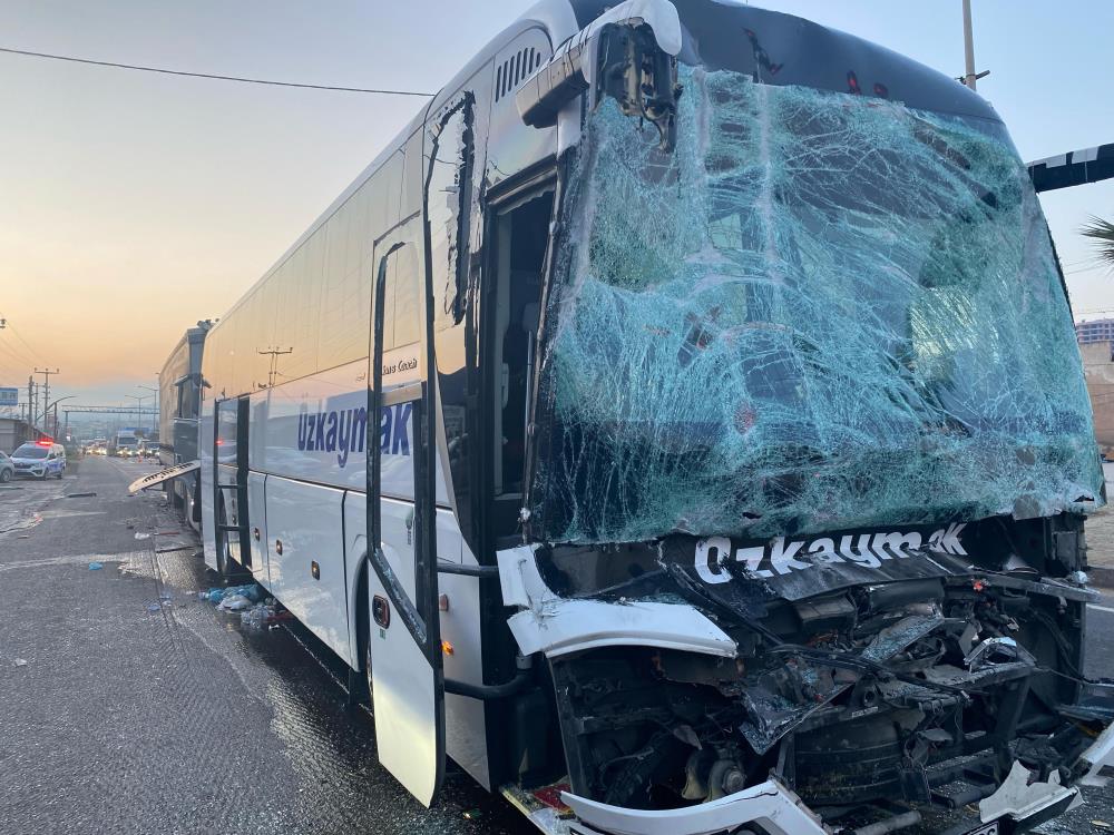 Manisa’da yolcu otobüsünün karıştığı zincirleme kaza: 1 ölü, 7 yaralı Manisa’da yolcu otobüsünün karıştığı zincirleme kaza: 1 ölü, 7 yaralı
