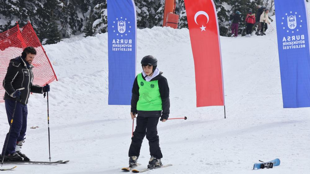 Uludağ’da öğrencilerin kayak heyecanı