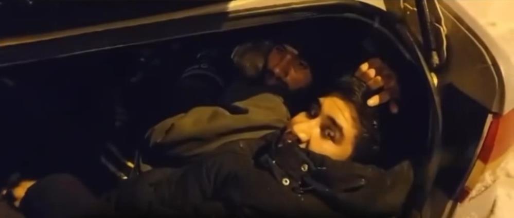 Otomobil bagajında 6 düzensiz göçmen yakalandı Otomobil bagajında 6 düzensiz göçmen yakalandı