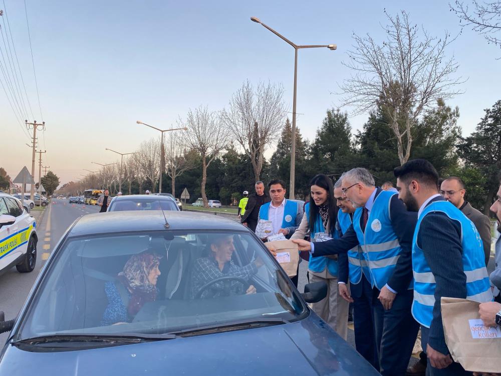 Bakan Işıkhan, sürücülere iftariyelik dağıttı Bakan Işıkhan, sürücülere iftariyelik dağıttı