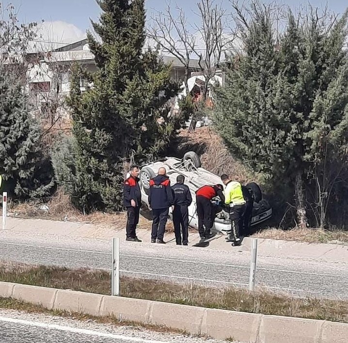 Otomobil takla atarak şarampole yuvarlandı Otomobil takla atarak şarampole yuvarlandı