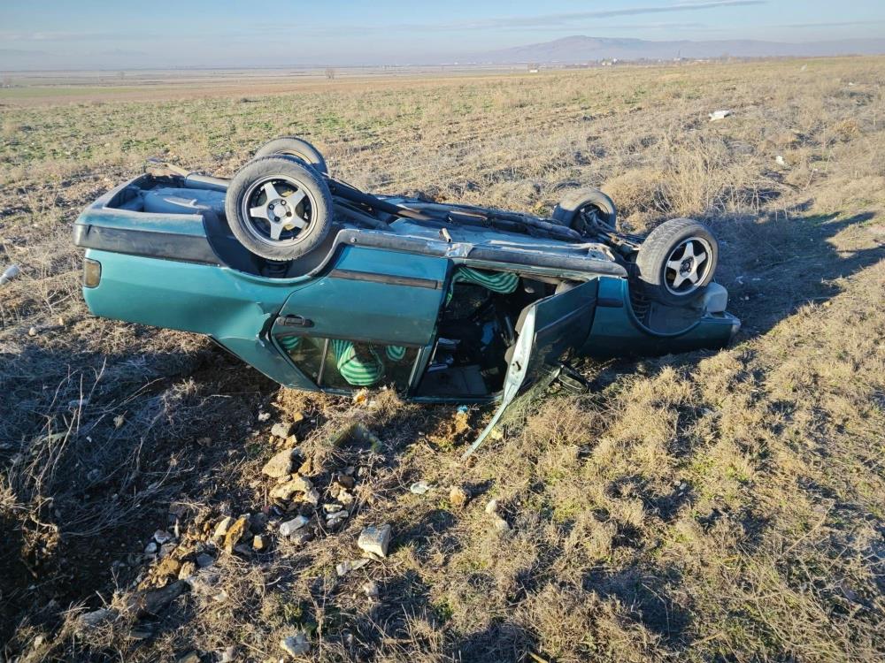 Takla atan otomobilden şans eseri yara almadan çıktı Takla atan otomobilden şans eseri yara almadan çıktı
