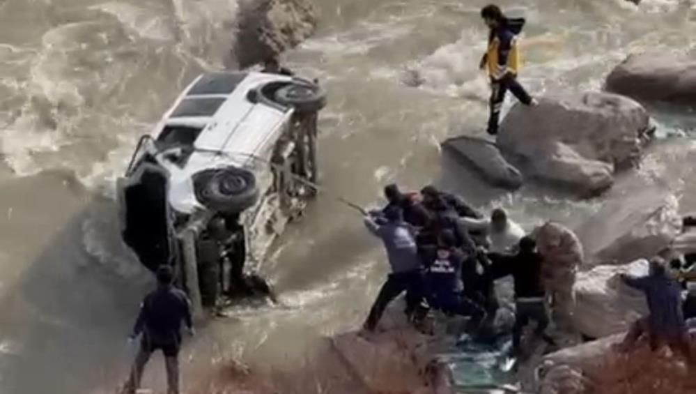 Araç dereye uçtu: 1 yaralı, 1 kayıp Araç dereye uçtu: 1 yaralı, 1 kayıp
