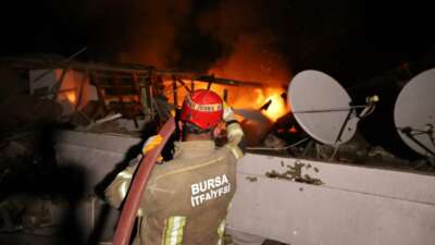 Bursa itfaiyesinin alevlerle mücadelesi