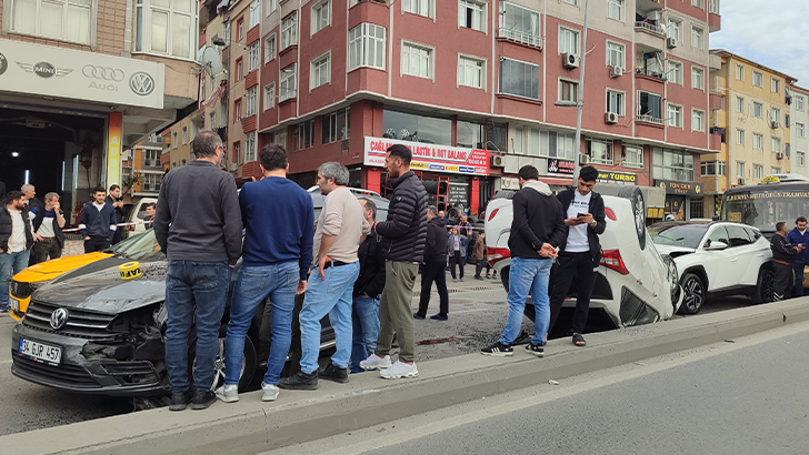 İstanbul’da zincirleme kaza: 6 araç ve motosikletin karıştığı kaza anı kamerada