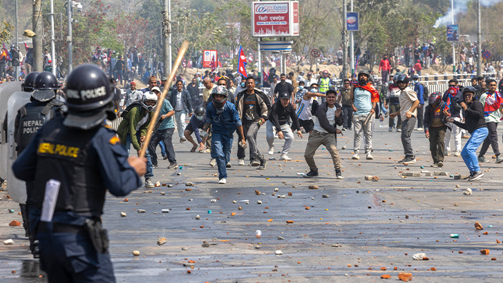 Nepal’de monarşi destekçileri polisle çatıştı: 2 ölü