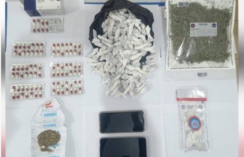 Yüklü miktarda uyuşturucu ile yakalanan 2 tacir tutuklandı