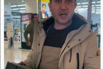 Akıllı süpürgeyi Teknosa mağazası önünde parçaladı