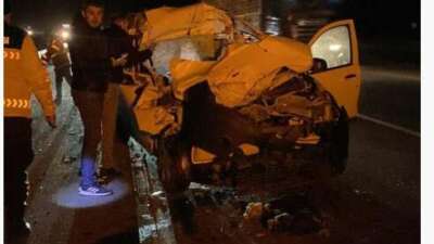 Tıra arkadan çarpan araç kağıt gibi ezildi: 1 ölü, 3 yaralı