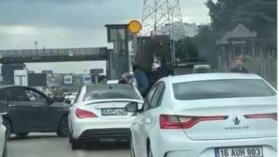 Bursa’da araçların üstünden atlayıp kavga ettiler