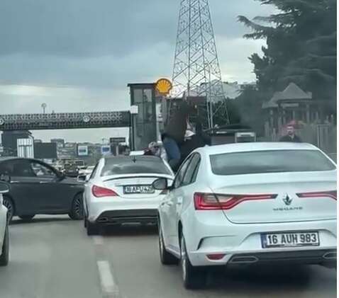 Bursa’da araçların üstünden atlayıp kavga ettiler