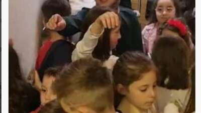 Bursa’da bir yetişkin 20 çocuk kapı kapı bayramlaştı