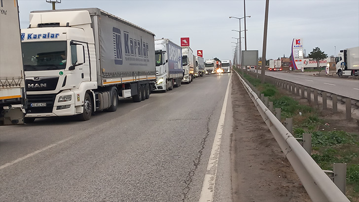 Kapıkule’de tır sürücülerine gelen yanlış SMS 10 kilometre kuyruğa neden oldu