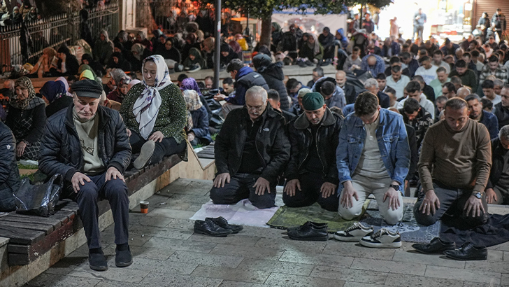 Bursalılar Kadir Gecesi’nde Ulu Cami’ye akın etti