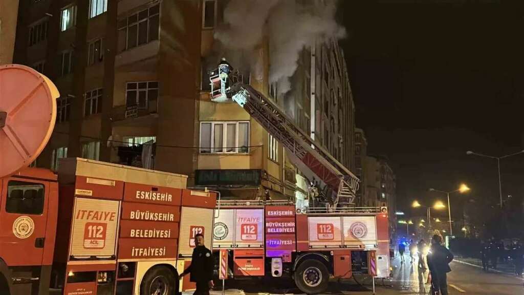 Ağzında sigarayla uyuyakaldı, ev alev aldı!
