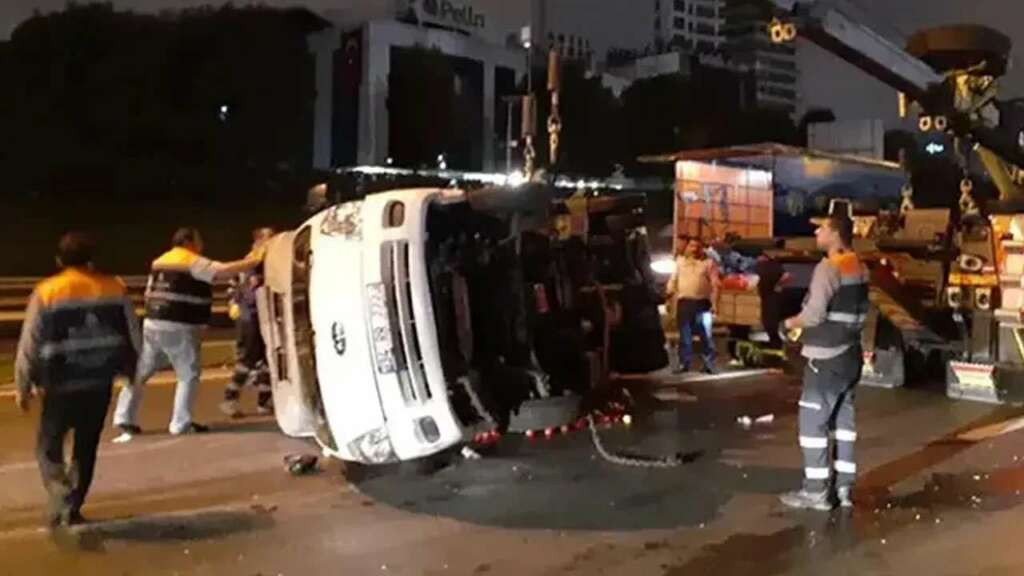 Basın Ekspres Yolu’nda kamyonet devrildi! Yol trafiğe kapatıldı Basın Ekspres Yolu’nda kamyonet devrildi! Yol trafiğe kapatıldı