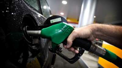 Araç sahiplerini sevindiren haber! Benzine indirim geldi