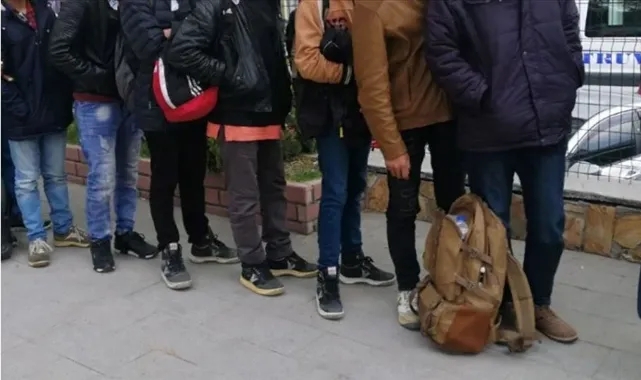 İzmir’de 25 kaçak göçmen yakalandı İzmir’de 25 kaçak göçmen yakalandı