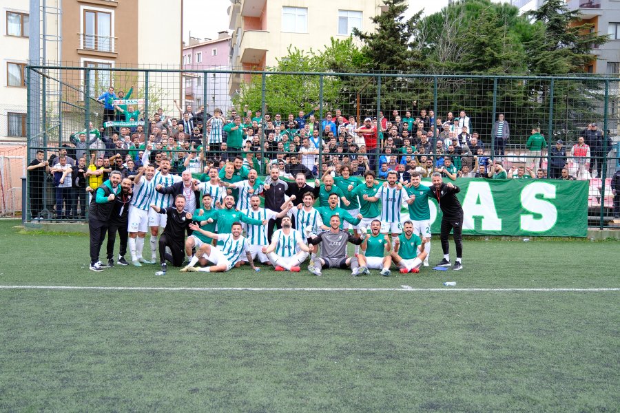 Bursaspor galibiyeti taraftarla kutladı
