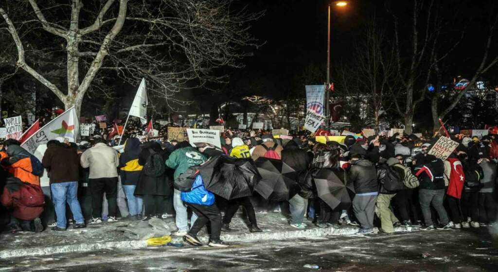 Saraçhane’den Taksim’e yürümek isteyen grup polise su şişesi fırlattı