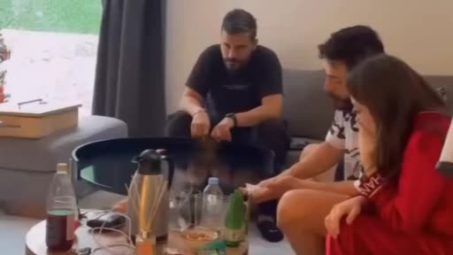 “Uyuşturucu kullanımı” iddiasıyla gözaltına alınan Polat çifti sağlık kontrolüne getirildi “Uyuşturucu kullanımı” iddiasıyla gözaltına alınan Polat çifti sağlık kontrolüne getirildi
