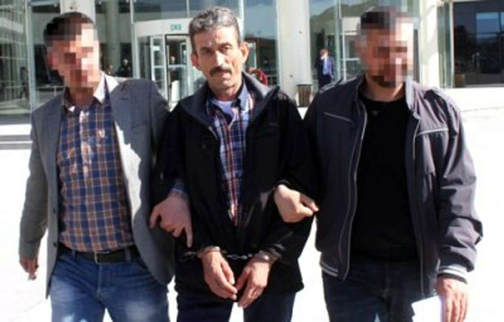 Eşini 20 balta darbesiyle öldüren zanlı Kuşadası’nda yakalandı Eşini 20 balta darbesiyle öldüren zanlı Kuşadası’nda yakalandı