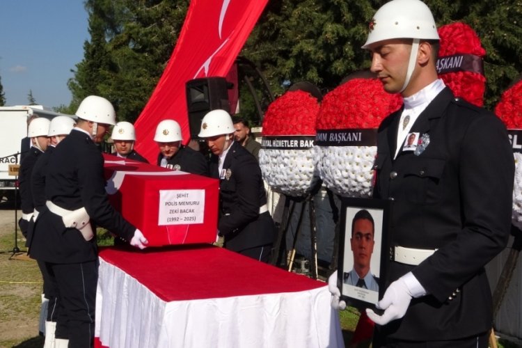 Şehit Polis Memuru Zeki Bacak, son yolculuğuna uğurlandı Şehit Polis Memuru Zeki Bacak, son yolculuğuna uğurlandı