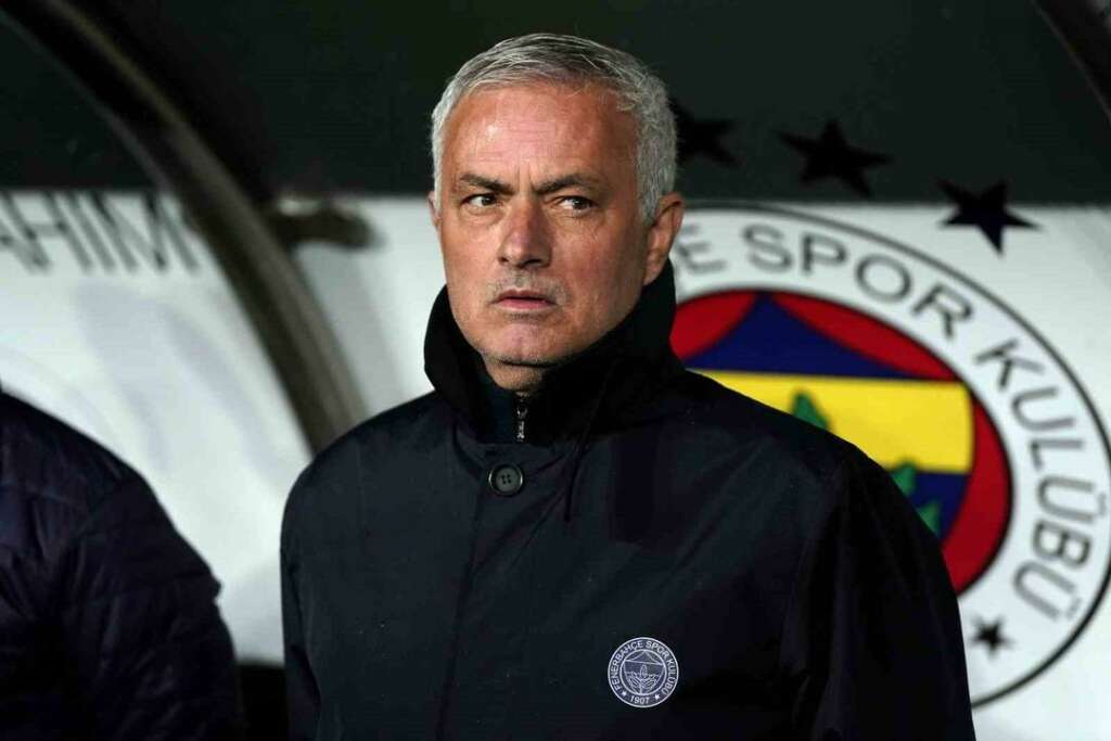 Trabzonspor galibiyeti sonrası Mourinho’dan beklenmedik hamle! Bu kez rakip soyunma odasına gitti ve…