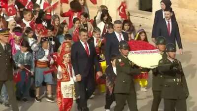 Bakan Tekin çocuklarla Anıtkabir’i ziyaret etti