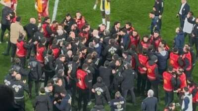 Kadıköy’de ortalık karıştı! Fenerbahçe-Galatasaray derbisi durdu