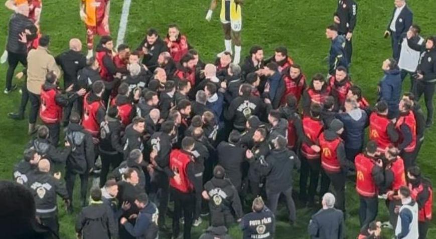 Kadıköy’de ortalık karıştı! Fenerbahçe-Galatasaray derbisi durdu