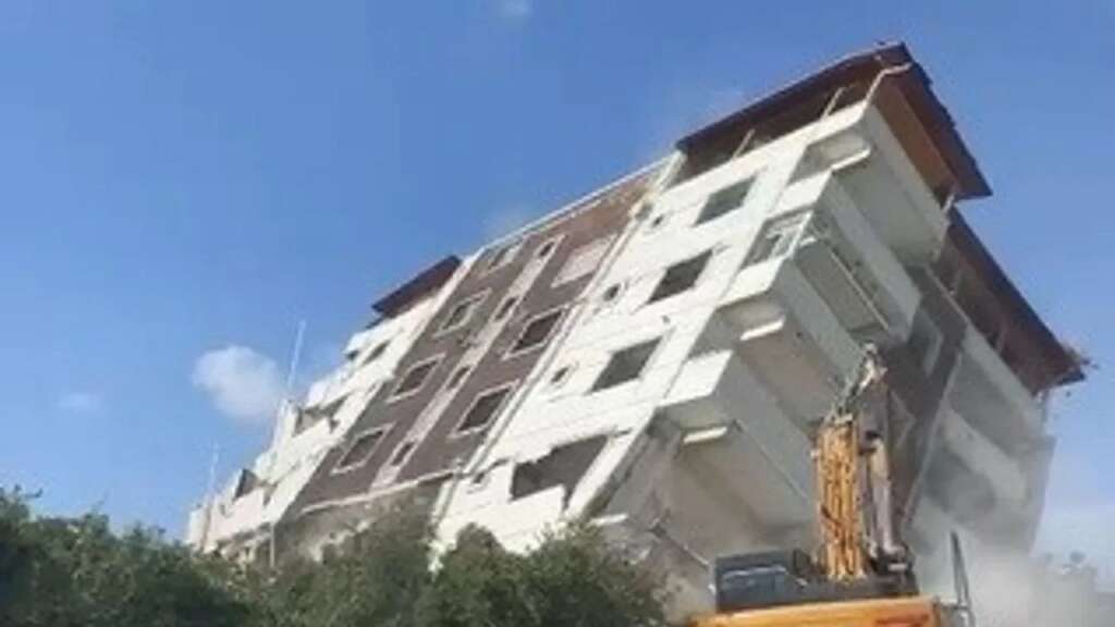 Hatay’da yıkılan bina yan yattı